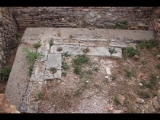 04987 ostia - regio i - insula xix - komplex (i,xix,1) - detail im norden - latrine - 09-2023.jpg